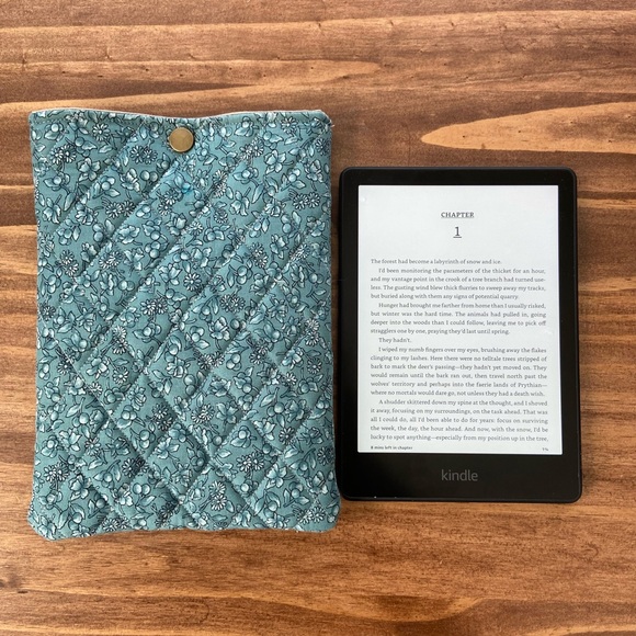 Kindle paperwhite sleeve. Blue floral with metal snap closure. - Picture 2 of 5